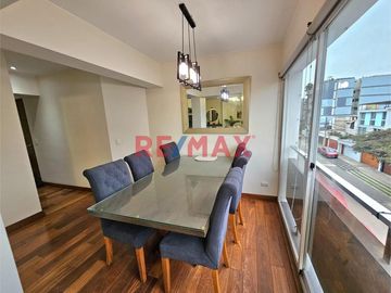 Ubicado en Coronel Enrique Campos 340, Urbanización Gardenias, este encantador departamento se encuentra en un edificio exclusivo de solo 5 pisos y 8