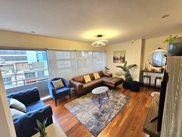 Ubicado en Coronel Enrique Campos 340, Urbanización Gardenias, este encantador departamento se encuentra en un edificio exclusivo de solo 5 pisos y 8