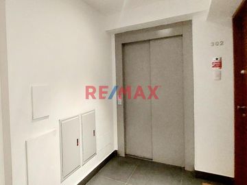 Ubicado en Coronel Enrique Campos 340, Urbanización Gardenias, este encantador departamento se encuentra en un edificio exclusivo de solo 5 pisos y 8