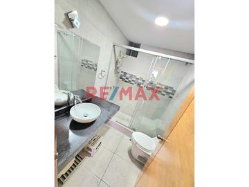 Ubicado en Coronel Enrique Campos 340, Urbanización Gardenias, este encantador departamento se encuentra en un edificio exclusivo de solo 5 pisos y 8