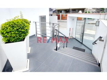 Ubicado en Coronel Enrique Campos 340, Urbanización Gardenias, este encantador departamento se encuentra en un edificio exclusivo de solo 5 pisos y 8