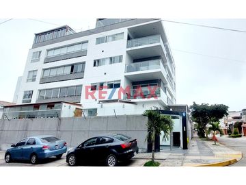 Ubicado en Coronel Enrique Campos 340, Urbanización Gardenias, este encantador departamento se encuentra en un edificio exclusivo de solo 5 pisos y 8