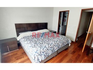 Ubicado en Coronel Enrique Campos 340, Urbanización Gardenias, este encantador departamento se encuentra en un edificio exclusivo de solo 5 pisos y 8
