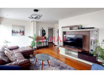 Ubicado en Coronel Enrique Campos 340, Urbanización Gardenias, este encantador departamento se encuentra en un edificio exclusivo de solo 5 pisos y 8