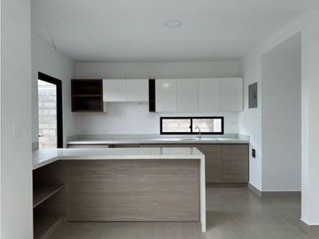 MODERNA CASA NUEVA CON 3 DORMITORIOS EN MANTA AZUL, SUR DE MANTA