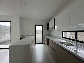 MODERNA CASA NUEVA CON 3 DORMITORIOS EN MANTA AZUL, SUR DE MANTA