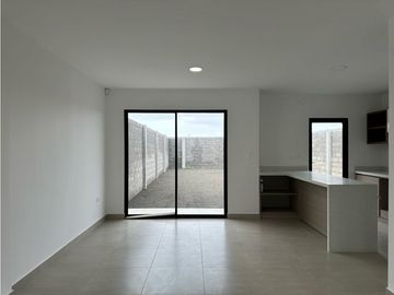MODERNA CASA NUEVA CON 3 DORMITORIOS EN MANTA AZUL, SUR DE MANTA