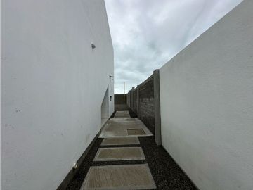 MODERNA CASA NUEVA CON 3 DORMITORIOS EN MANTA AZUL, SUR DE MANTA