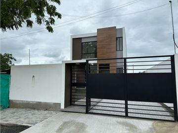 MODERNA CASA NUEVA CON 3 DORMITORIOS EN MANTA AZUL, SUR DE MANTA