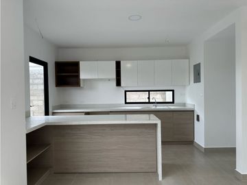 MODERNA CASA NUEVA CON 3 DORMITORIOS EN MANTA AZUL, SUR DE MANTA