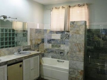 House for rent in Cebu City, Gated close to malls in Banilad