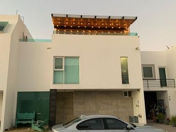 Se Vende Casa en Cañadas del Lago, Roof Garden, Terreno 222 m2, de LUJO !