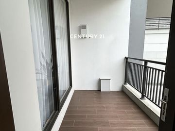 Rumah 3 Lantai Ada Taman Hadap Selatan Di Sektor 9 UT 18329