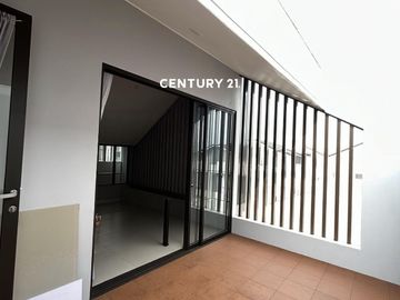 Rumah 3 Lantai Ada Taman Hadap Selatan Di Sektor 9 UT 18329