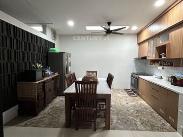 Rumah 3 Lantai Ada Taman Hadap Selatan Di Sektor 9 UT 18329