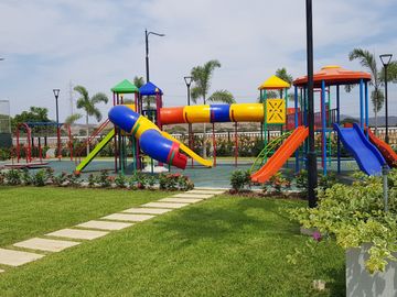 Venta de casa cerca del Riocentro Dorado y Plaza Batan, La Aurora, Guayaquil