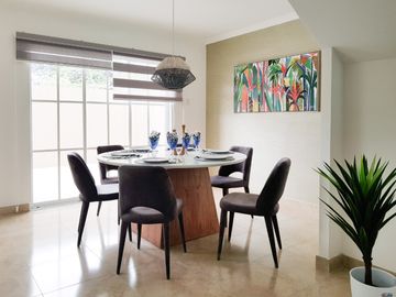 Venta de casa cerca del Riocentro Dorado y Plaza Batan, La Aurora, Guayaquil