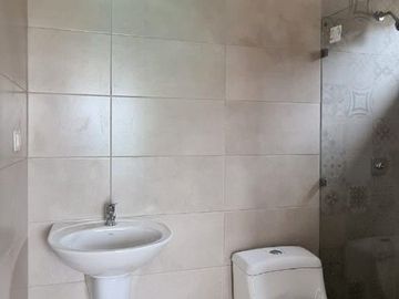 Venta de casa cerca del Riocentro Dorado y Plaza Batan, La Aurora, Guayaquil