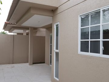 Venta de casa cerca del Riocentro Dorado y Plaza Batan, La Aurora, Guayaquil