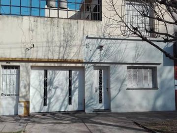 VENTA CASA DOS DORMITORIOS CON COCHERA