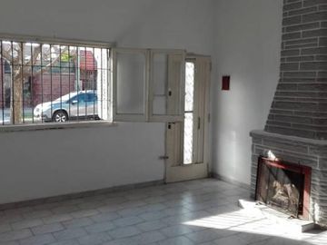 VENTA CASA DOS DORMITORIOS CON COCHERA
