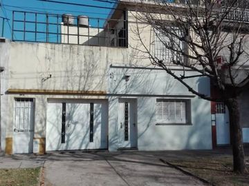 VENTA CASA DOS DORMITORIOS CON COCHERA