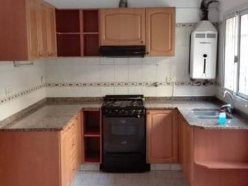 VENTA CASA DOS DORMITORIOS CON COCHERA