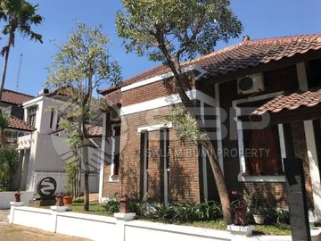 Rumah Etnik Kolam Renang Perum dkt Hartono Mall, RS JIH, AMIKOM, UPN