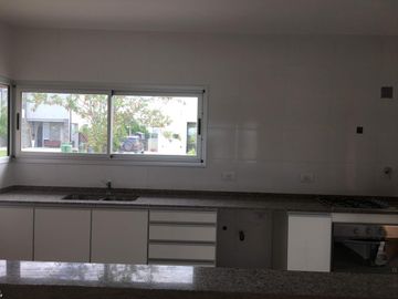 Casa a la Venta 4 ambientes Barrio El Canton Puerto con pileta