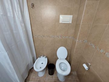 DEPARTAMENTO TRES AMBIENTES CON COCHERA (VENTA)