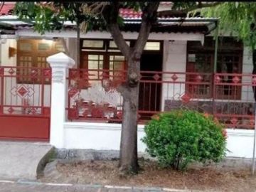 Rumah Rungkut Mapan Hadap barat, Strategis