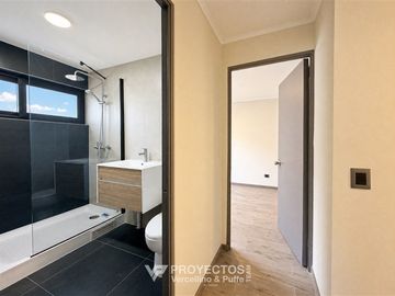 Casa 100% REMODELADA en venta de 3dorm + 2B en Las Condes