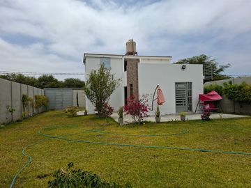 ✨ ¡Encanto rústico y confort moderno te esperan en esta hermosa casa de campo en Reque, Chiclayo! ✨

🏡 Esta majestuosa propiedad de dos pisos, ubica
