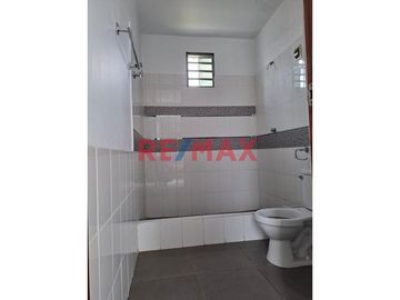 ✨ ¡Encanto rústico y confort moderno te esperan en esta hermosa casa de campo en Reque, Chiclayo! ✨

🏡 Esta majestuosa propiedad de dos pisos, ubica