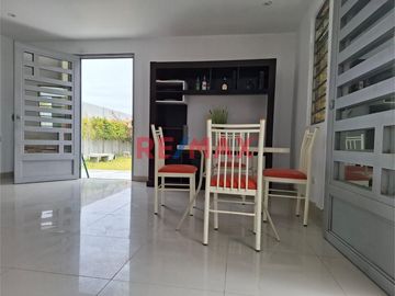 ✨ ¡Encanto rústico y confort moderno te esperan en esta hermosa casa de campo en Reque, Chiclayo! ✨

🏡 Esta majestuosa propiedad de dos pisos, ubica