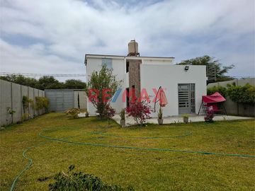 ✨ ¡Encanto rústico y confort moderno te esperan en esta hermosa casa de campo en Reque, Chiclayo! ✨

🏡 Esta majestuosa propiedad de dos pisos, ubica