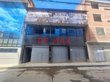 VENDO CASA COMERCIAL DE 3° PISOS – HUAMACHUCO
¿Buscas una propiedad versátil, rentable y con gran potencial comercial? ¡Esta es tu oportunidad!

Se