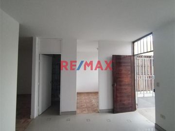 🏡 ¡OPORTUNIDAD ÚNICA PARA VIVIR EN PIURA! 🏡

Te presentamos esta encantadora casa de dos pisos ubicada en la tranquila y acogedora Urbanización Sant