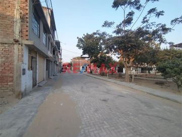 🏡 ¡OPORTUNIDAD ÚNICA PARA VIVIR EN PIURA! 🏡

Te presentamos esta encantadora casa de dos pisos ubicada en la tranquila y acogedora Urbanización Sant