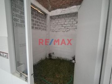 🏡 ¡OPORTUNIDAD ÚNICA PARA VIVIR EN PIURA! 🏡

Te presentamos esta encantadora casa de dos pisos ubicada en la tranquila y acogedora Urbanización Sant