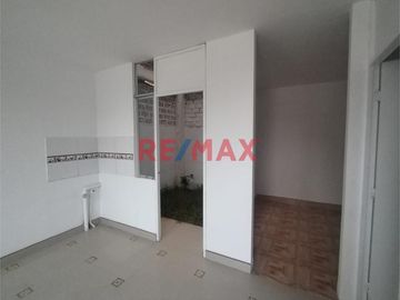 🏡 ¡OPORTUNIDAD ÚNICA PARA VIVIR EN PIURA! 🏡

Te presentamos esta encantadora casa de dos pisos ubicada en la tranquila y acogedora Urbanización Sant