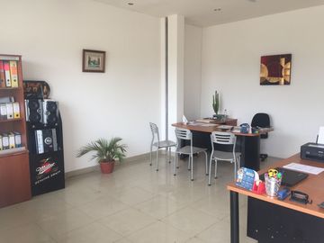 Rento local comercial para negocio u oficina en centro comercial Plaza del Sol