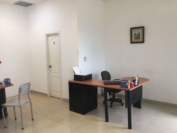 Rento local comercial para negocio u oficina en centro comercial Plaza del Sol