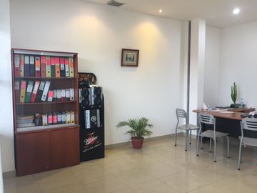 Rento local comercial para negocio u oficina en centro comercial Plaza del Sol