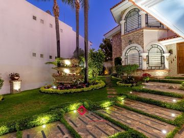 Casa de Lujo en Venta Bugambilias Coto azaleas zona sur