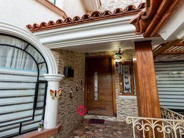Casa de Lujo en Venta Bugambilias Coto azaleas zona sur