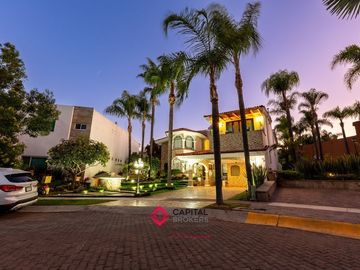 Casa de Lujo en Venta Bugambilias Coto azaleas zona sur