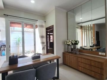 Dijual Rumah Modern Full Furnished Dalam Perumahan Exclusive Tepi Jalan Raya