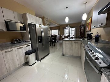RZ CASA EN VENTA EN CUMBRES 3 PISOS AMUEBLADA