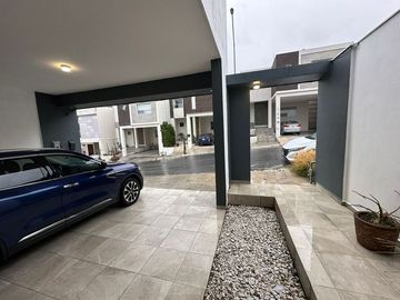 RZ CASA EN VENTA EN CUMBRES 3 PISOS AMUEBLADA